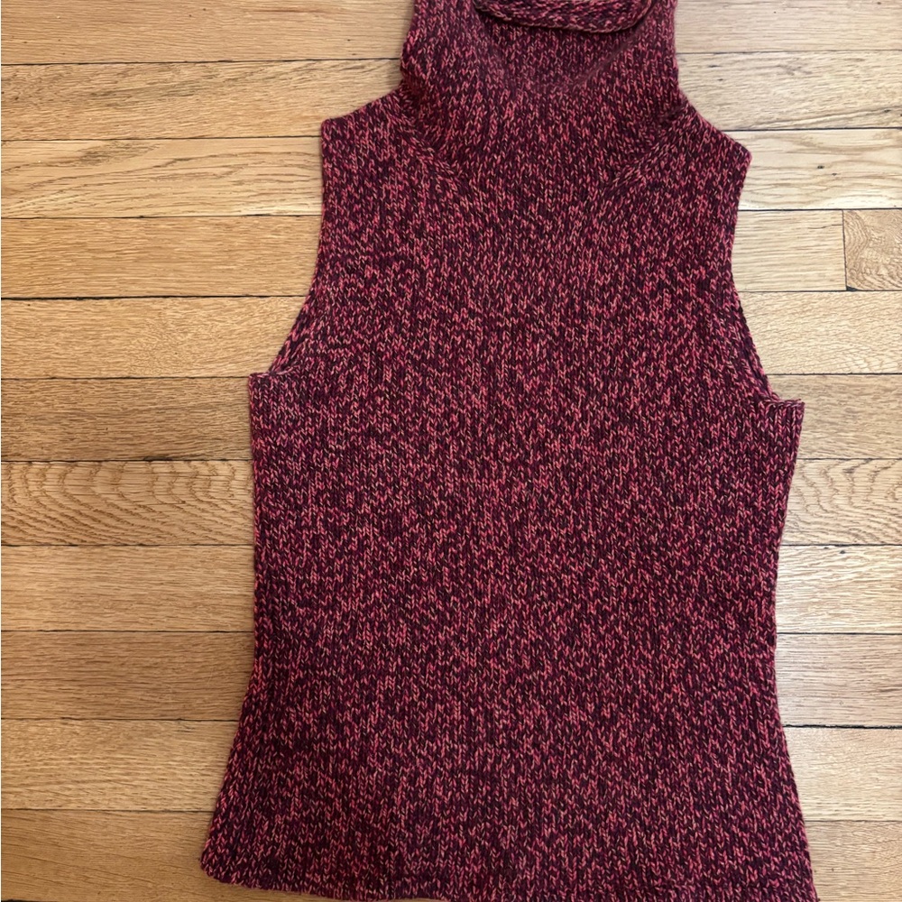 Sleeveless cashmere turtleneck in marled deep pink/burgundy